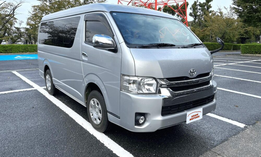 10-seater-hiace1-1000x600-1