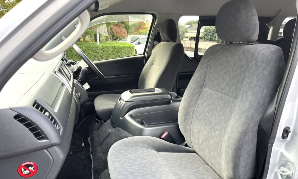 10-seater-hiace3-1000x600