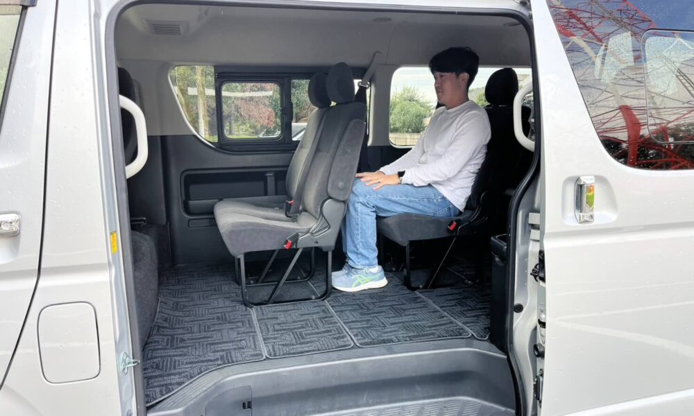 10-seater-hiace6-1000x600