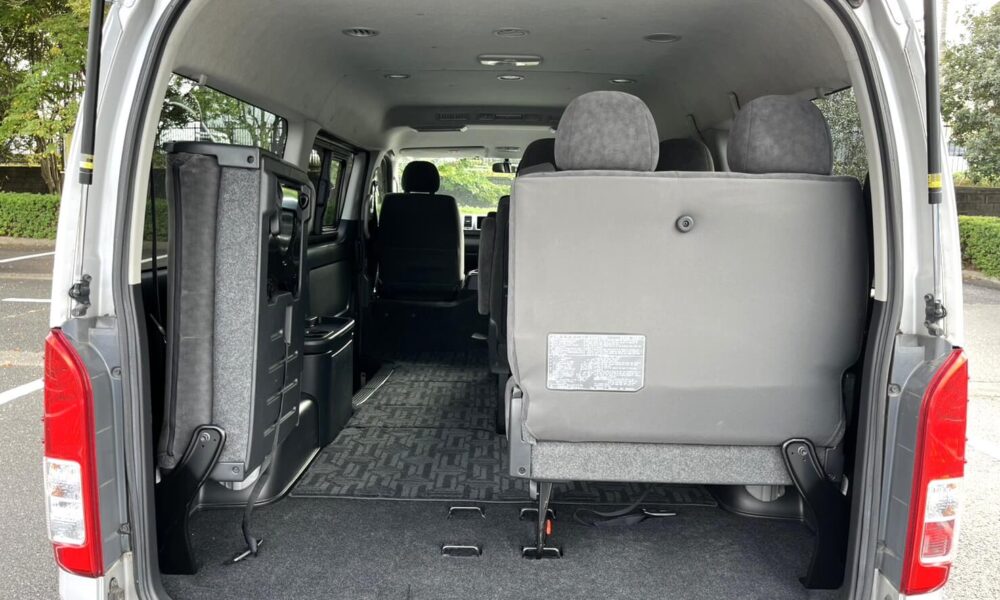 10-seater-hiace7-1000x600