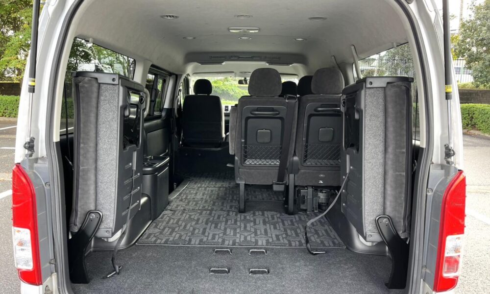10-seater-hiace8-1000x600