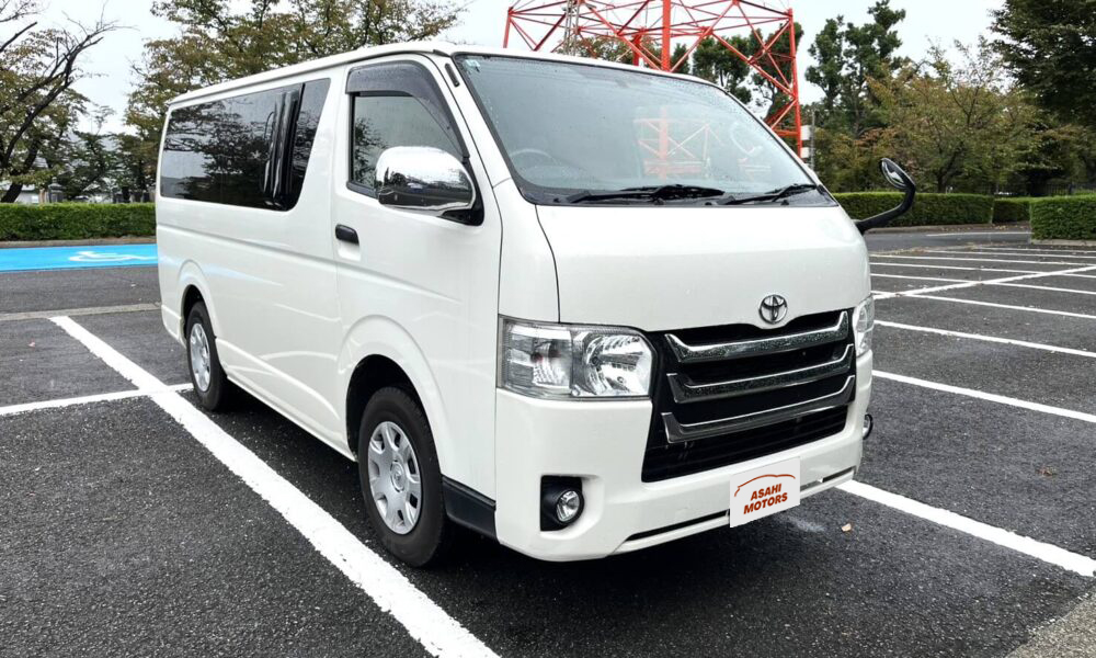 8-9-seater-hiace1-1000x600