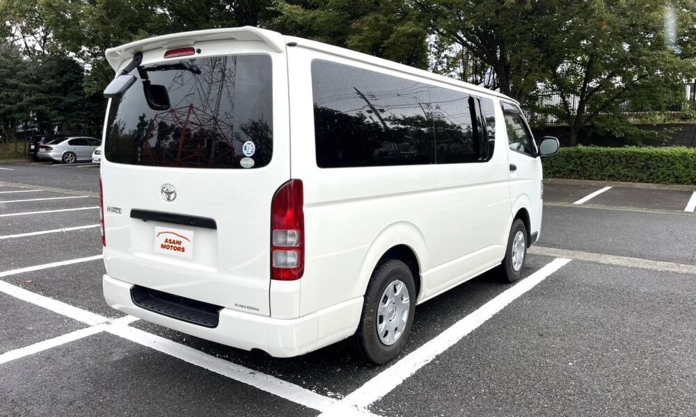 8-9-seater-hiace2-1000x600