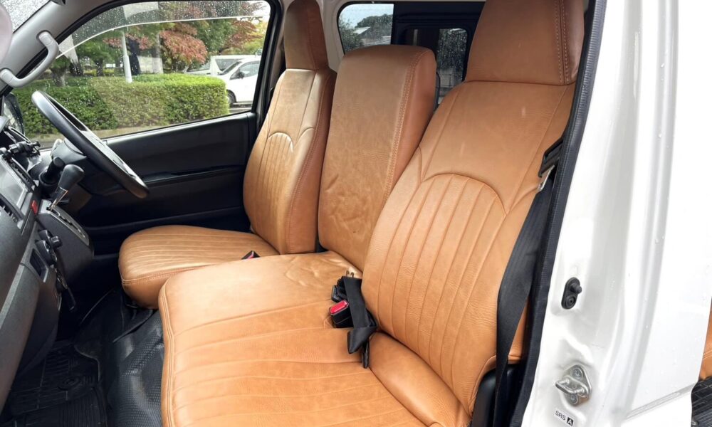 8-9-seater-hiace3-1000x600