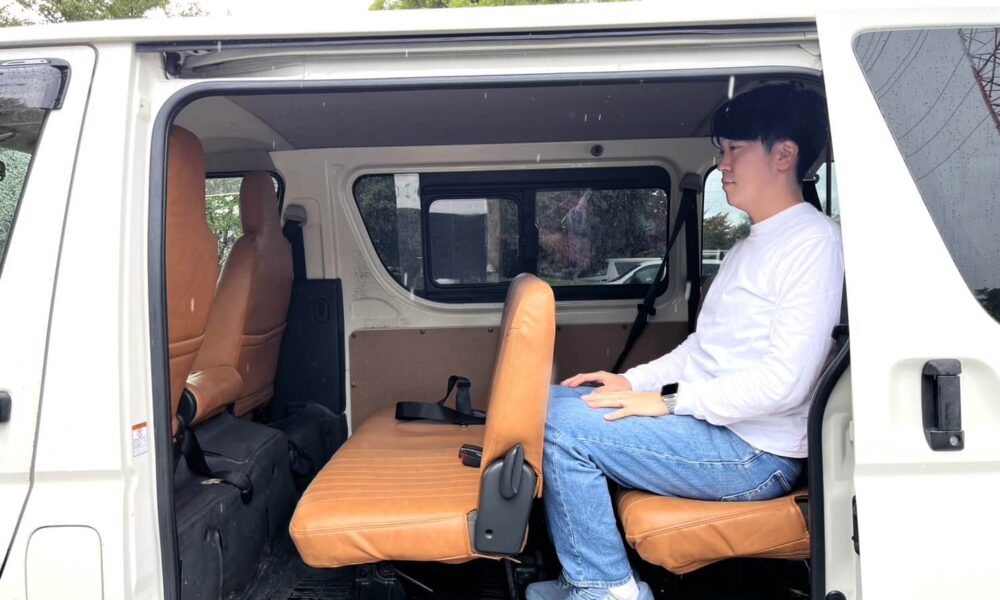 8-9-seater-hiace6-1000x600