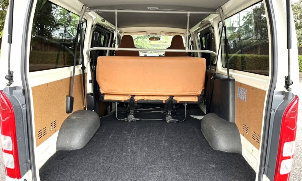 8-9-seater-hiace7-1000x600
