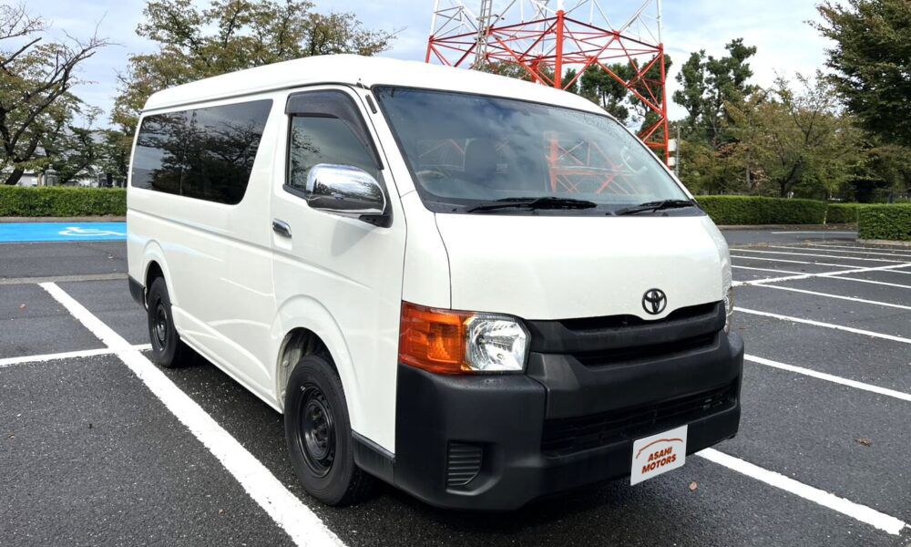 8-seater-hiace1-1000x600