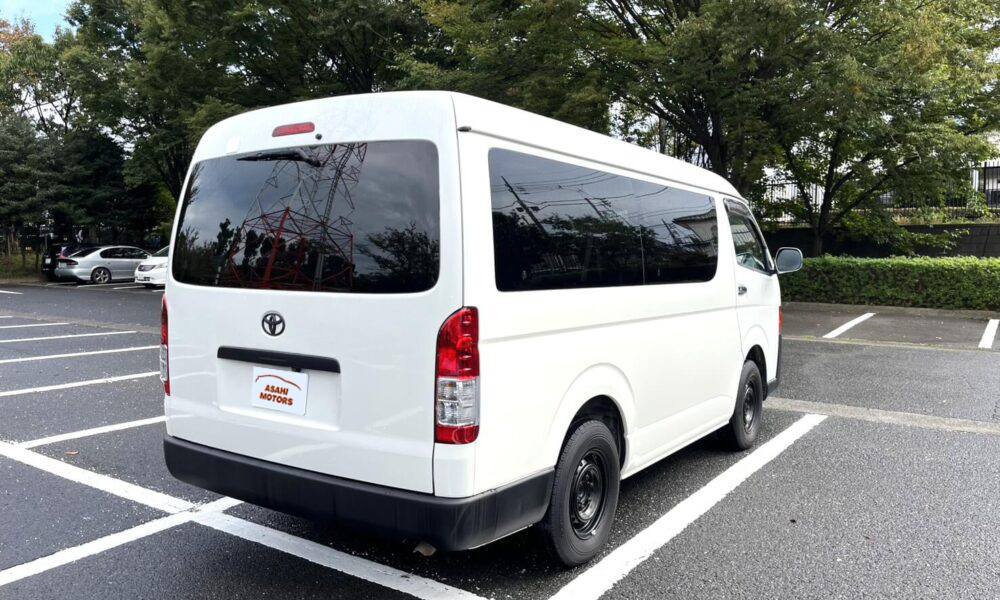 8-seater-hiace2-1000x600
