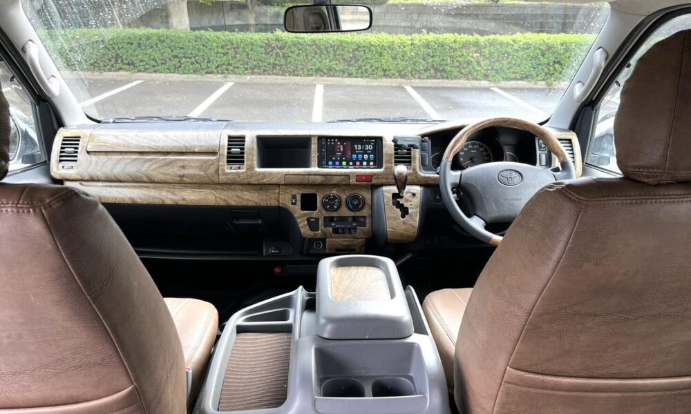 8-seater-hiace3-1000x600