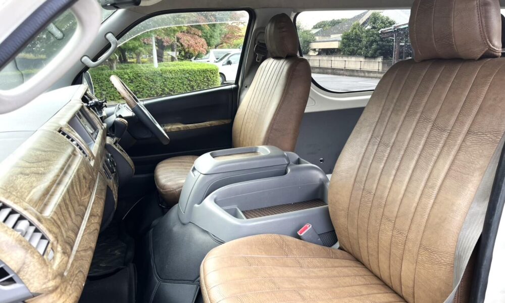 8-seater-hiace4-1000x600