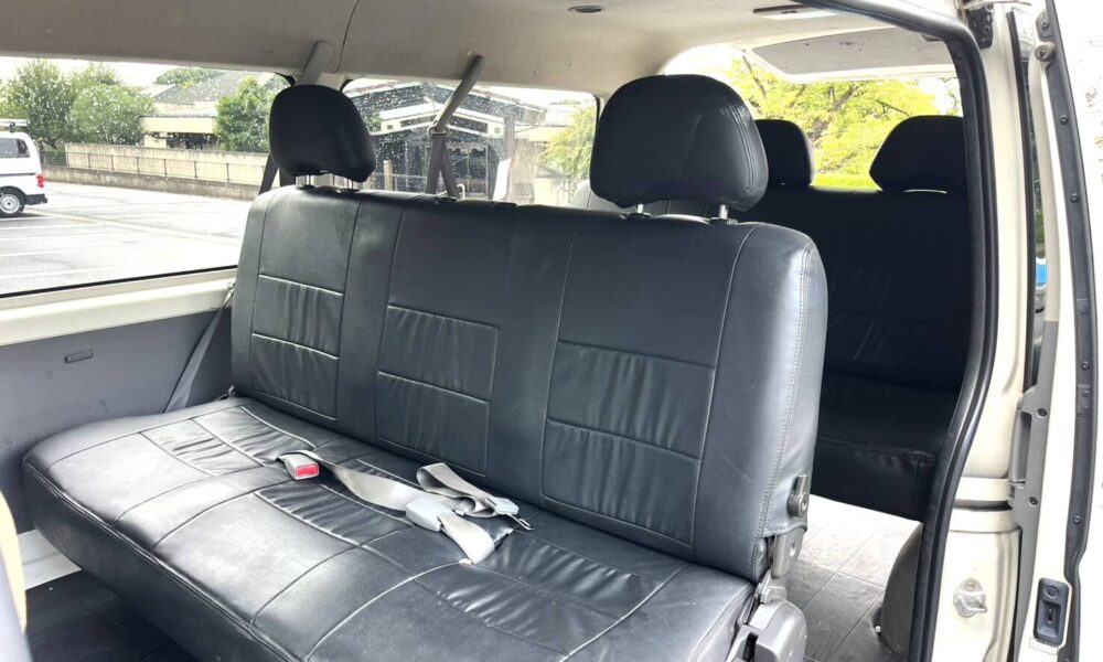 8-seater-hiace5-1000x600
